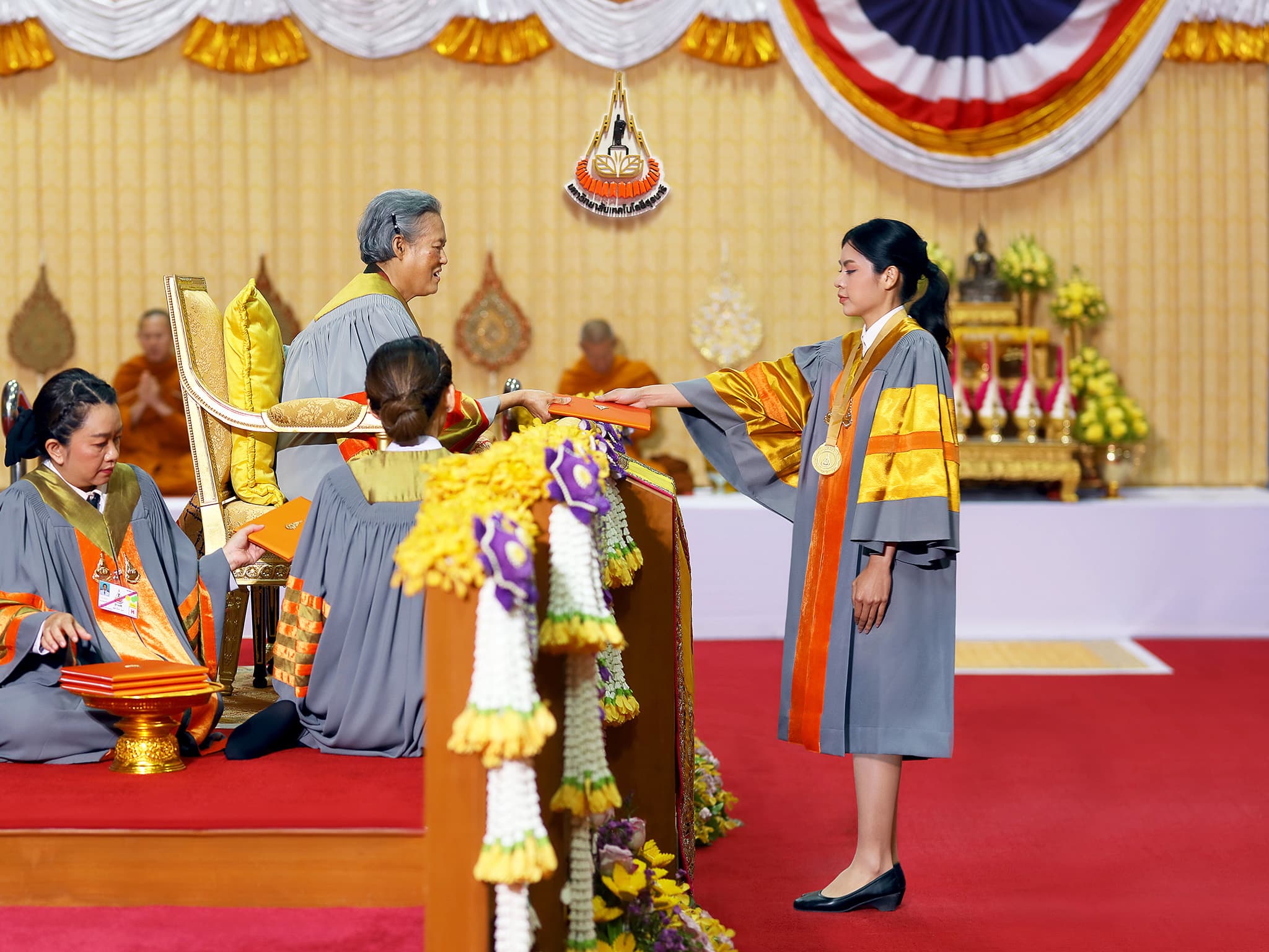 ภาพขณะรับปริญญาบัตรและวุฒิบัตร